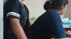 女仆在厨房里性交（我的妻子差点抓住了我们）