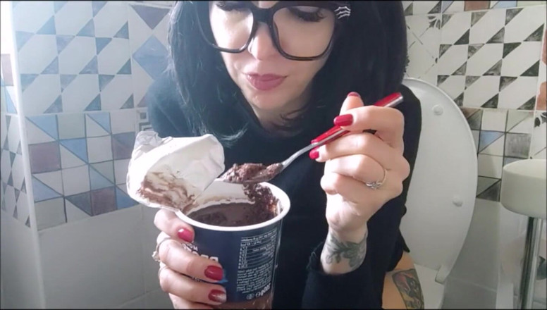 savannahamatoriale: Adoro il mio cioccolato quando sono in bagno