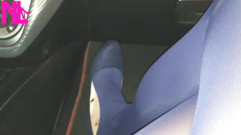Nyllady: Dangling and shoeplaying i blå strumpbyxor och blå lägenheter på...