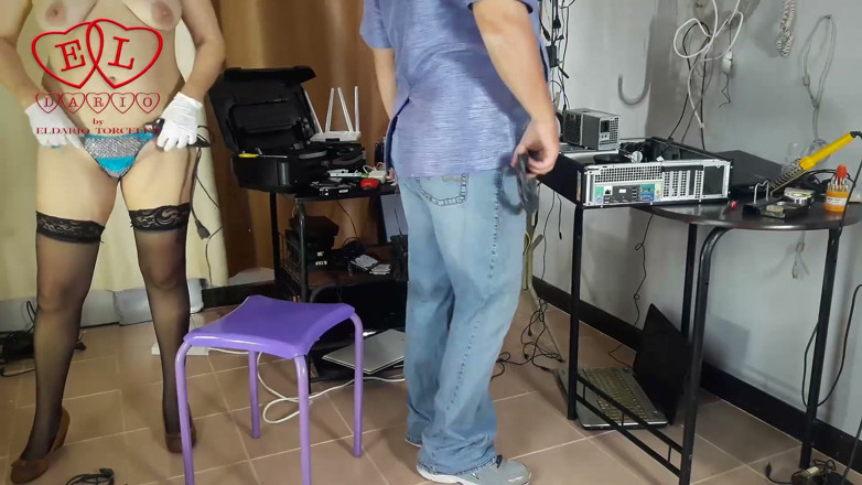 Strange stepfamily: Ein nacktes zimmermädchen säubert in dem büro eines dummen it-technikers