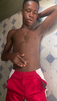 Aku lagi asik muasin memekku pakai belly button