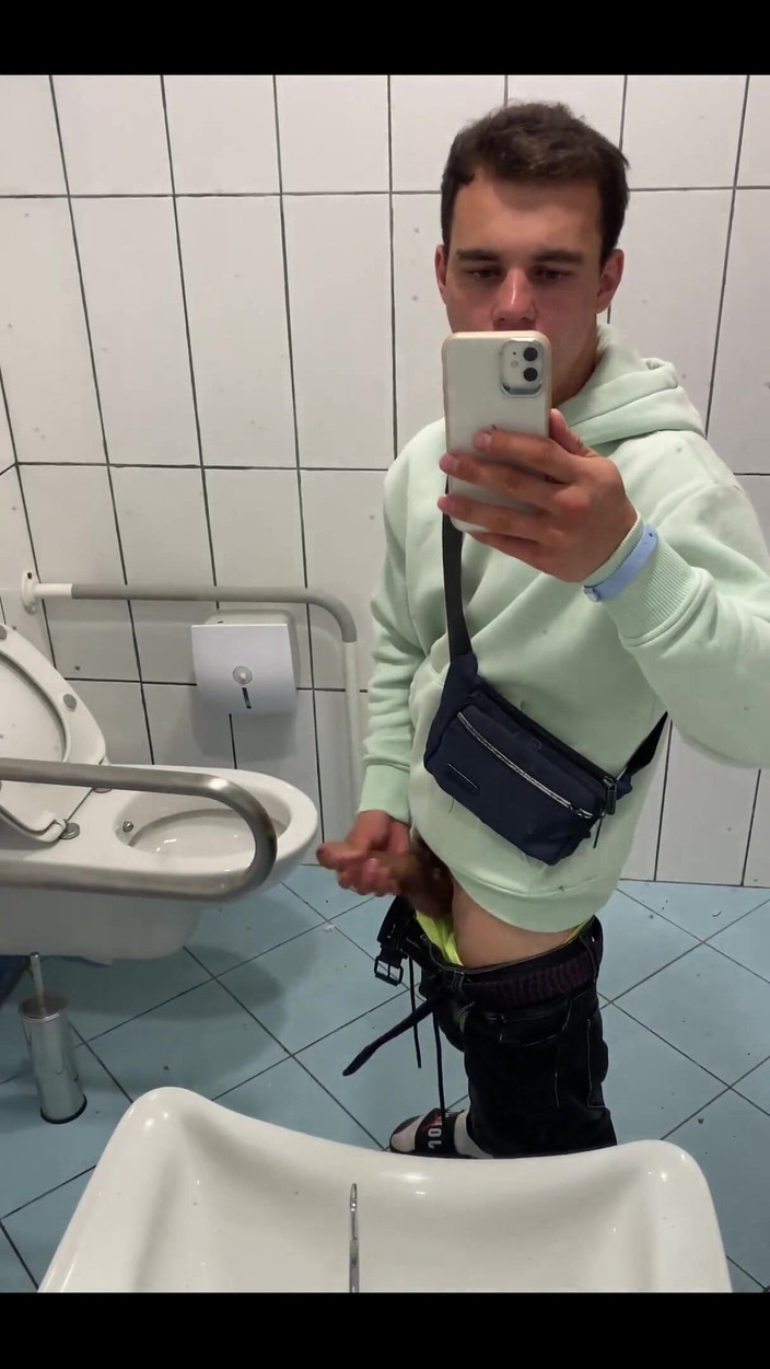 Max_Russell: Nu pot rata ocazia să mă masturbez în toaletă