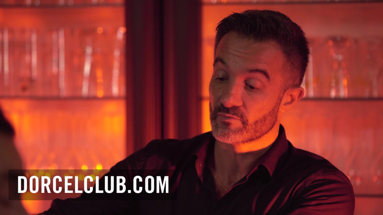 Dorcel Club: アンナ・ポリーナ、見知らぬ人によってスインガークラブでソドム化