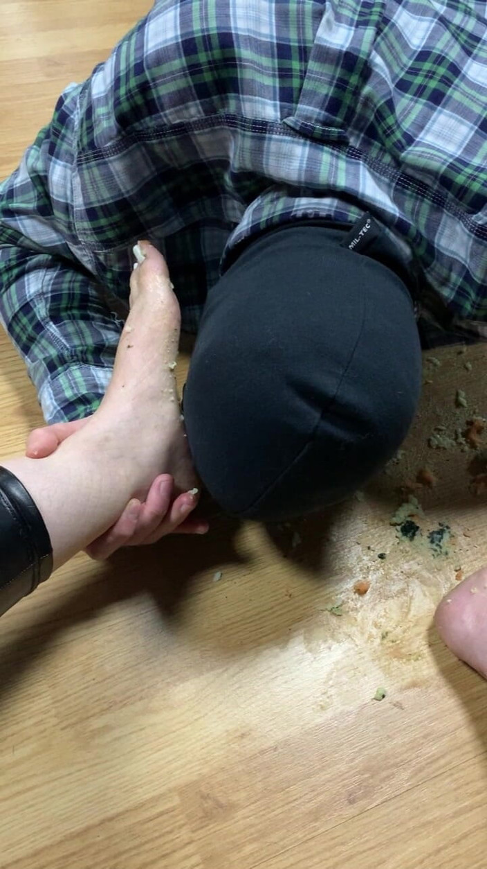 Maitresse Clara: Él se toma la comida gracias a mis pies...