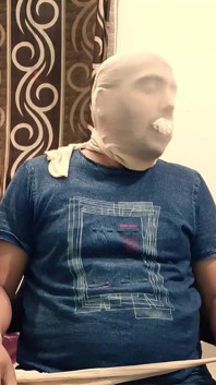 Pantimedias con capucha la servidumbre ¡Humillación para marido amordazado!