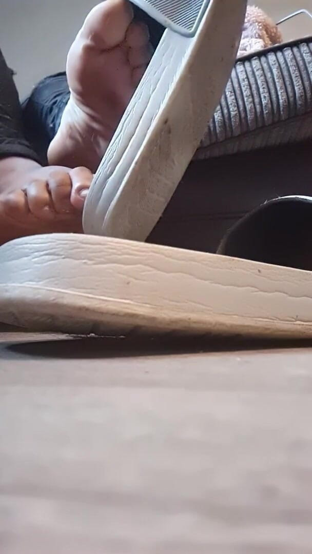 Simp to my ebony feet: Giantess sandal crush