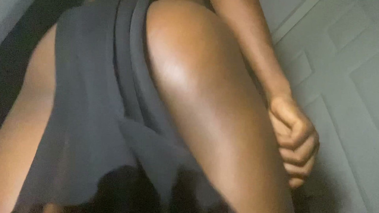 Browngurl234: 小柄なアフリカン・エボニーティーン、セクシーダンス、バブルバット、顔、座ったアソコ、視点