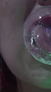Incroyable !! Il a avalé un très long cordon avec de grandes lumières vertes vives en forme d’araignées.