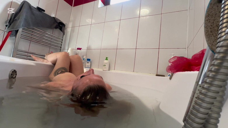 Emeli: Xuất tinh nín thở của tôi dưới nước