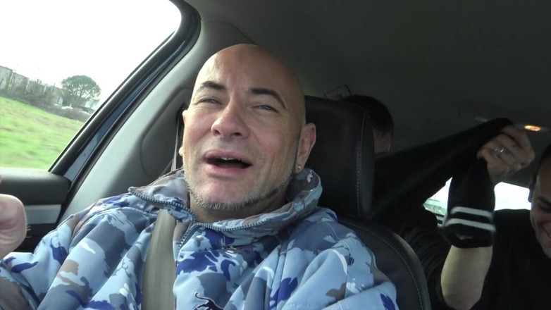 Gaybareback: Roman Tikは私の車で友人に生ハメ犯される