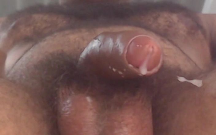 Hairy male: Un homme poilu lâche du sperme et gicler du jus