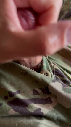 Gay Soldier Stuff: 검은 양말을 신고 유니폼을 입은 육군 병사 - 속옷을 입고 짐을 쏴