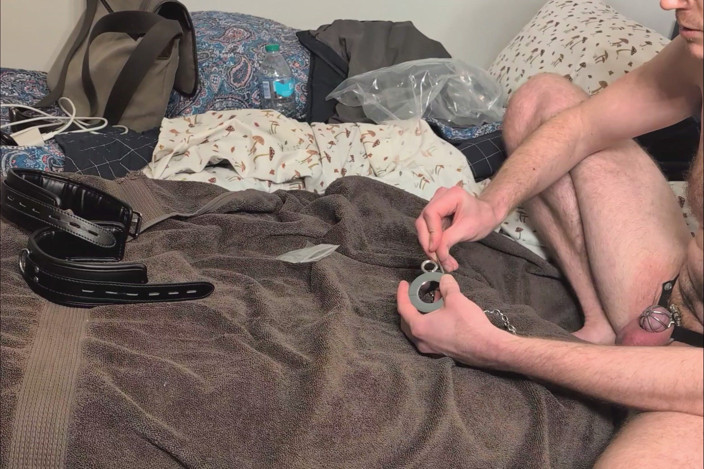 ChastitySub: Míčový nosítk s kotníkovými omezeními