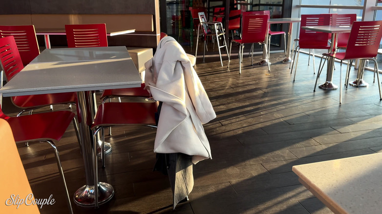 SlipCouple: 패스트푸드 레스토랑에서 자지를 가지고 노는 발정난 소녀 - 위험한 공개 오럴:p