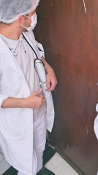 Medico e infermiera non possono resistere e fare sesso nel bagno dell'ospedale durante il loro turno