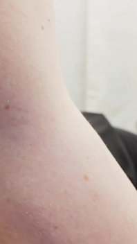 Vid köksbordet finns inget bättre, förutom kanske hennes outfit inklusive plug