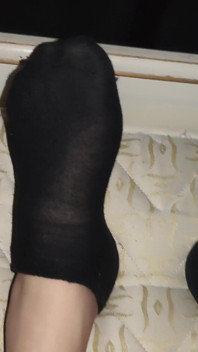 Crossdresser twink có tôn sùng để xoa bóp đôi chân của bố mình