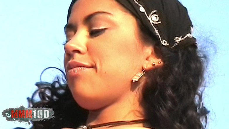 MMM100: Emilce: सुंदर युवा Emilce स्ट्रिप कर रही है