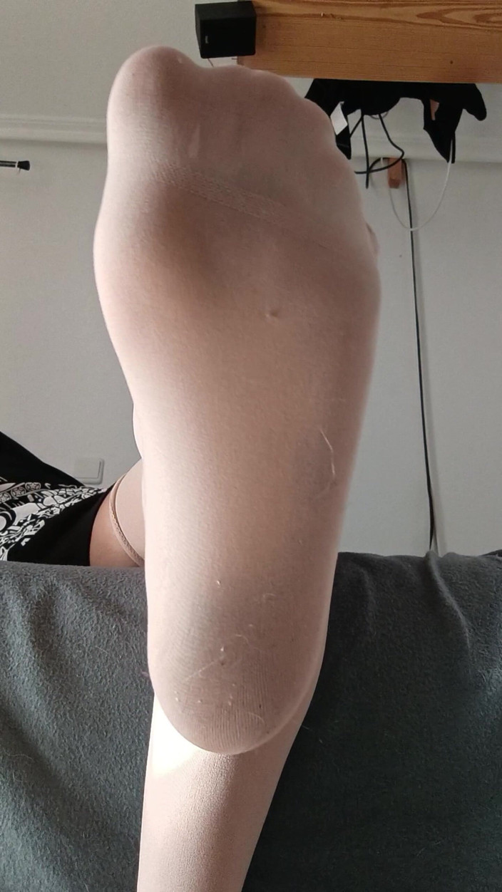 Softbrattypuppy: Uctívejte moje nylonové punčochy a nohy