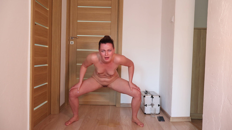 Laura Dee: 4K Pee Challenge: 20min Desperation, Extreme Holding &amp; Massive Floor Pissing