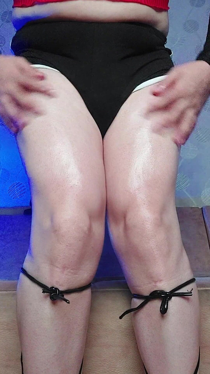 Kitty_Cross: 엉덩이가 큰 곡선이 희미해, 발 뒤꿈치 클릭, 욕망처럼 기름이 뚝뚝 떨어지다