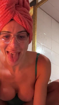 Eu saio do chuveiro quente com muito tesão e com um pau duro