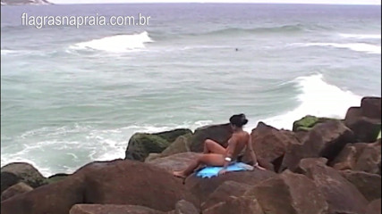 Amateurs videos: Nakręciłem kobietę robiącą topless na skałach w pobliżu morza