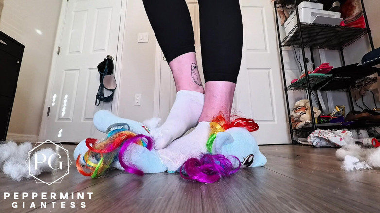 Peppermint Giantess: 67 Jättinna i smutsiga strumpor förstör långsamt enorm plushie till...