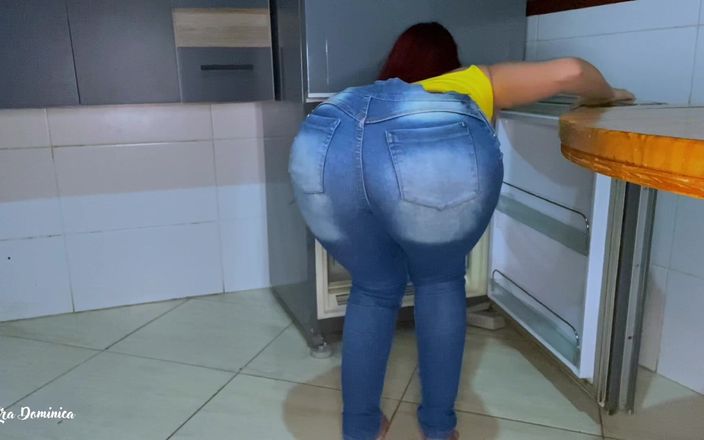 Curious Electra: Hot Maid har en mycket vacker röv i jeansen