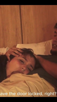 Viendo Netflix con mi hermanastra pero no pude evitar poner mi pene en su boca, ¡casi nos descubren!