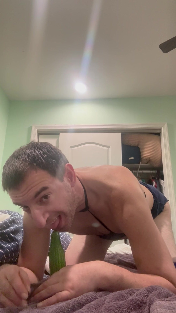 TakeMe35: Banci ayah tiri dalam seluar pendek ketat menghisap dan mengongkek...