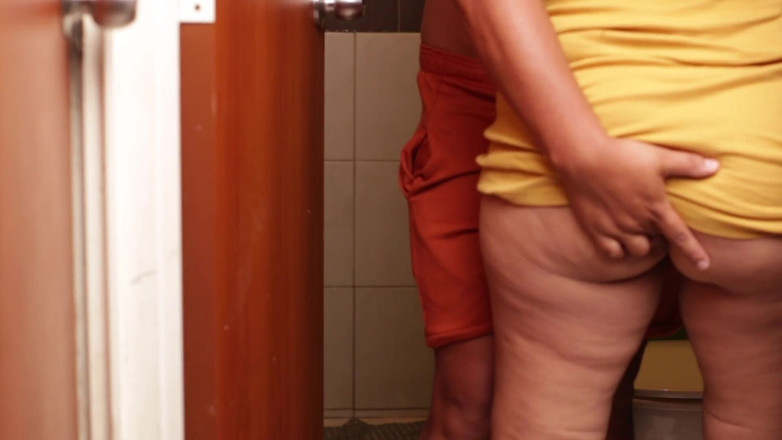 Gordo fuck: Sorellastra scopata in bagno prima delle sue classi virtuali