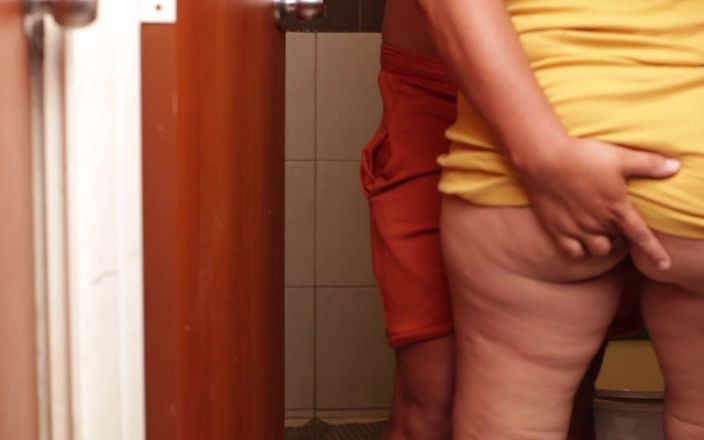 Gordo fuck: Nevlastní sestra šukala v koupelně před svými virtuálními třídami