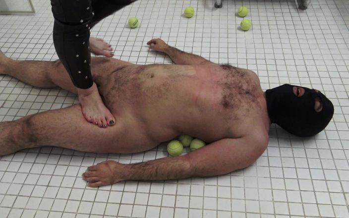 Femdom Austria: Ferește-te de mingi de tenis!