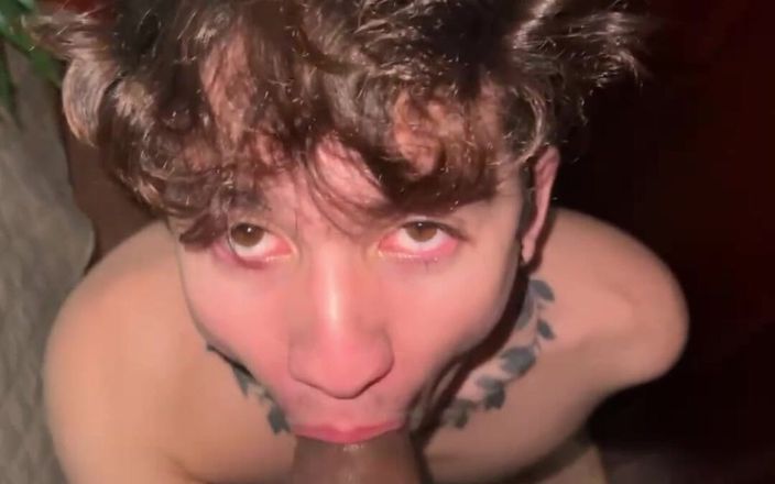 charlessteel: Tragando el semen de mi amigo heterosexual, no pudo aguantarlo...