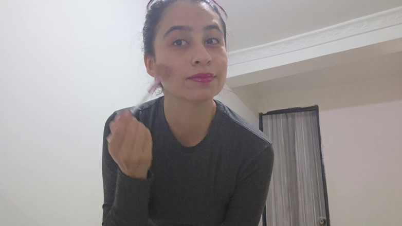 alexia twerk videos: 在家里试穿灰色礼服和造型会议
