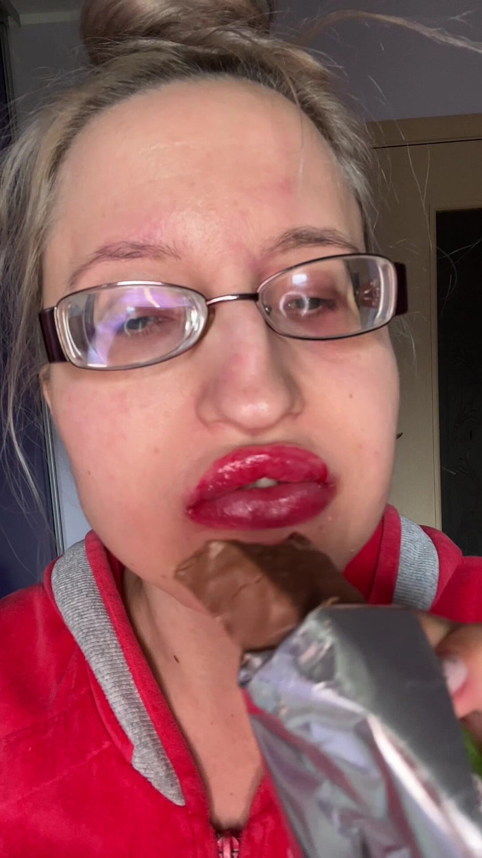 FinDom Goaldigger: Obří velké rty Velké brýle Asmreating Snickers Protein Bar