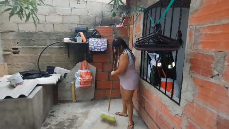 Adribella69: 夫が家にいない間にお尻が大きい隣人を見かけます。彼に私が彼の妻を見ていることを知られたくない。