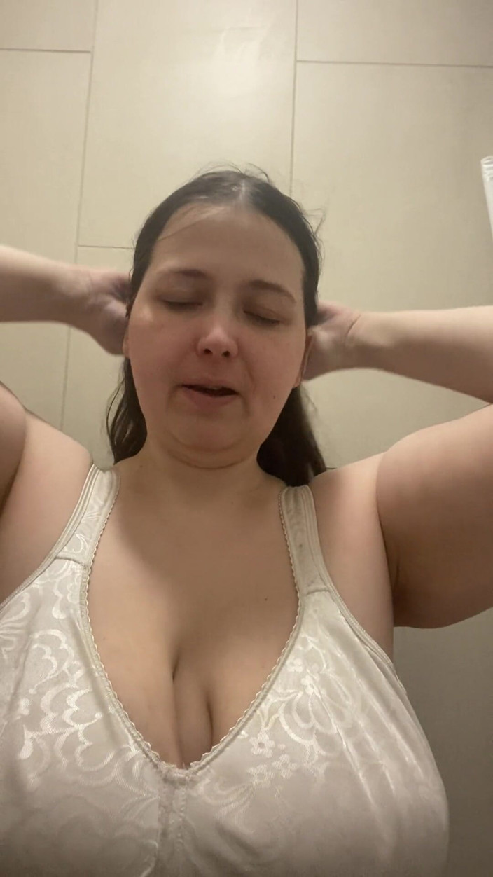 MissChrystalline: Chat, Sex Talk, See My Boobs and Pussy