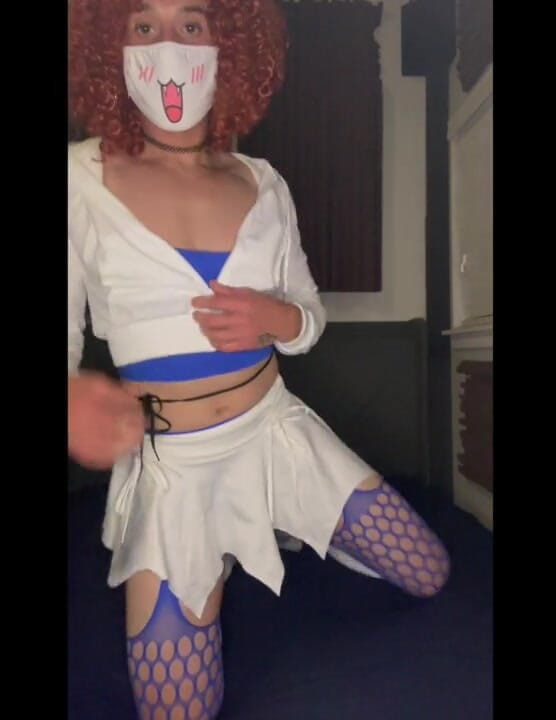 AshleyJ CD: Roztomilá zrzka Sissy s bublinovým zadkem na koni dildo Cumshot