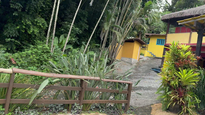 Vivy Marques: Suami kakak saya makan saya dengan baik di tepi kolam...