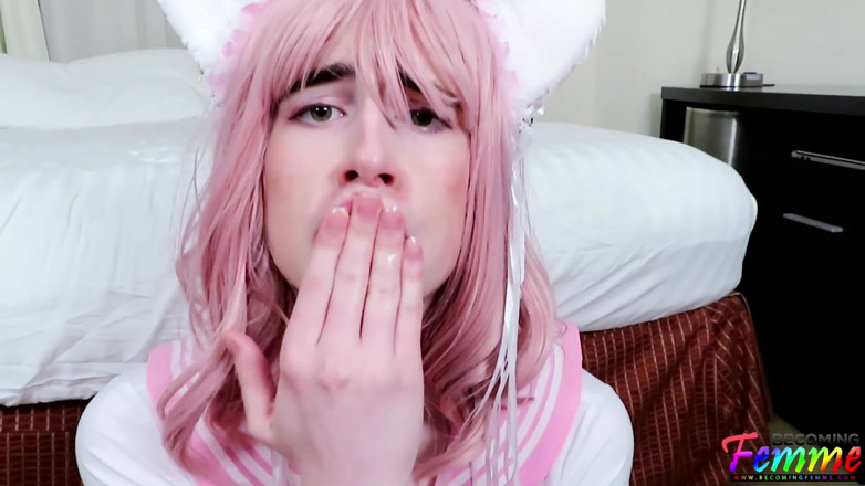 Pure TS and Becoming Femme: Crossdressing Kitty remaja menghisap zakar pertamanya