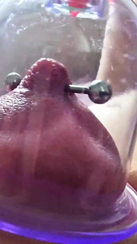 Pompare succhiare forte i miei capezzoli con piercing
