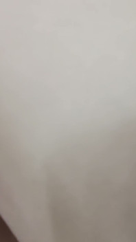 Büyük memeli solgun kızıl saçlı bej kanepede yalıyor ve sikiliyor