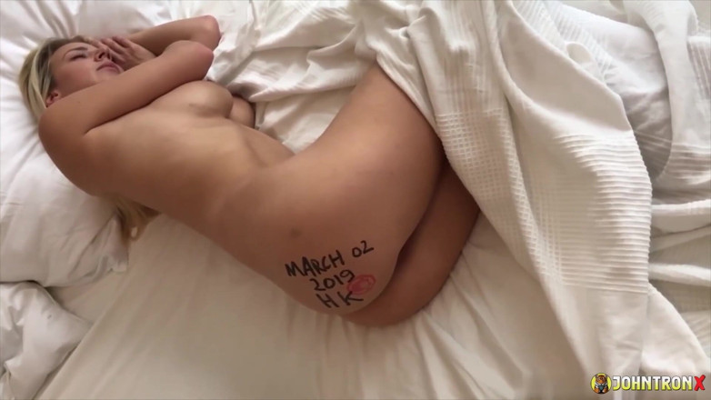 John Tron X: Johntronx - il baise une blonde russe sexy et lui signe...