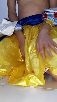 Komm auf prinzessin schneeweißes satin-süßes kleid
