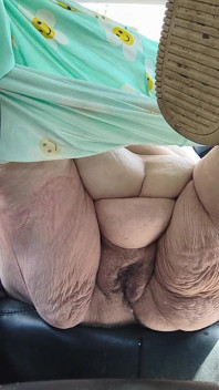 後部座席ではコック・グラウンドをもらう