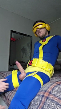 Je baise mon demi-frère après une soirée habillée de fantaisie, il m’a dit de laisser ma tenue de cyclope