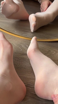 Uwu Stuzzica a Specchio Con Le Gambe Lunghe Nel Mio Vestito Carino