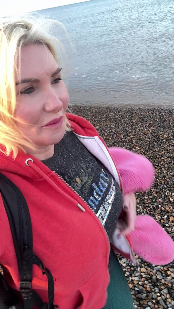 Sophie James: Ho camminato per 25 km per ottenere questo video sgrillettamento nuda...